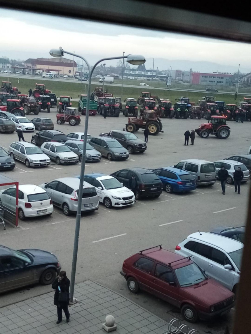 Poljoprivrednici traktorima blokirali dva carinska terminala, oglasio se i Košarac