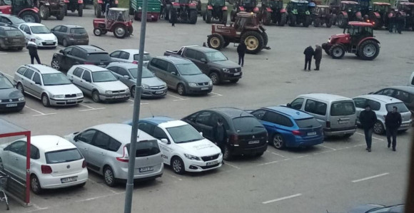 Poljoprivrednici traktorima blokirali dva carinska terminala, oglasio se i Košarac