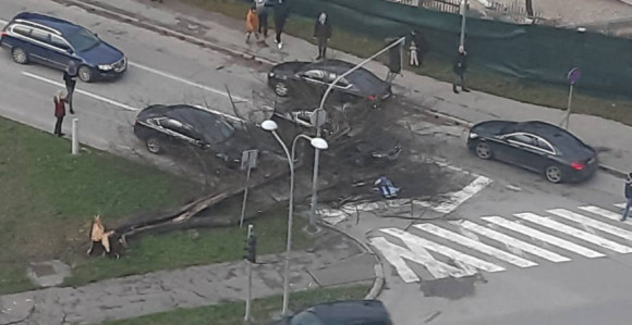 Vjetar pravi haos u Banjaluci, palo drvo na auto