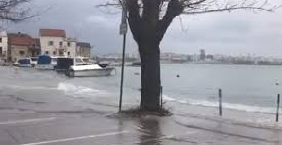 Olujni jugo uključio crveni meteoalarm duž Dalmacije