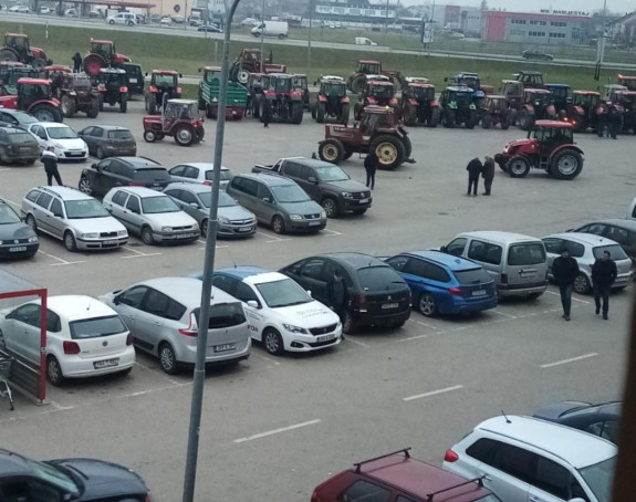 Пољопривредници тракторима блокирали два царинска терминала, огласио се и Кошарац