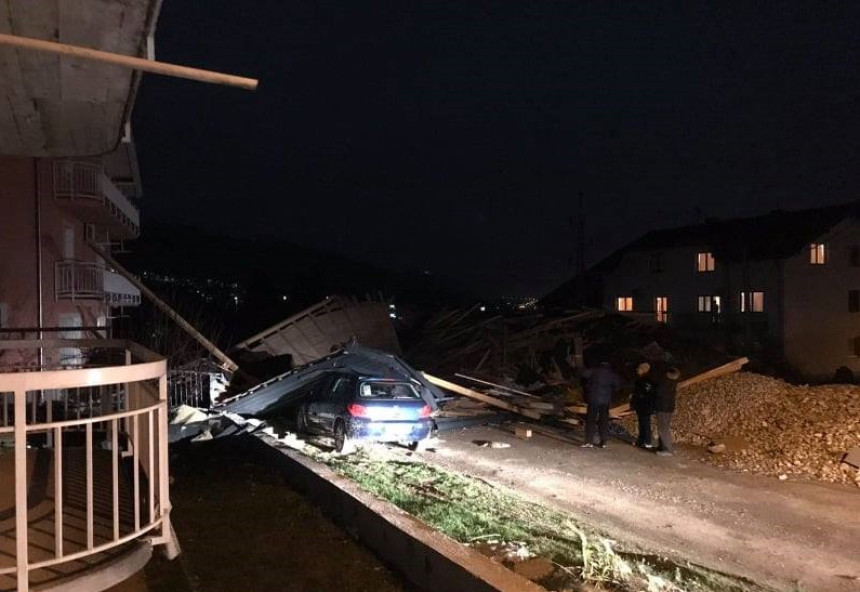 Na porodičnu kuću vjetar srušio krov sa stambene zgrade