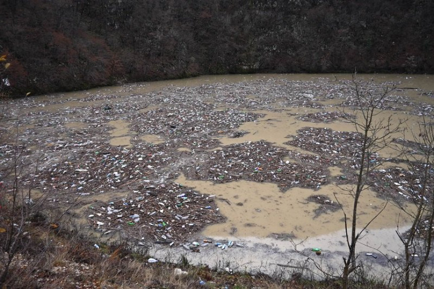 Ulažu sredstva u sanaciju a smeće plovi Vrbasom