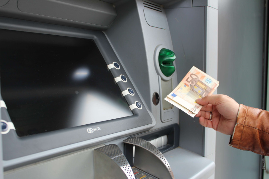 Predao policiji novac koji je bankomat sam izbacio!