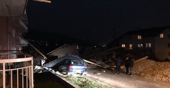 Na porodičnu kuću vjetar srušio krov sa stambene zgrade