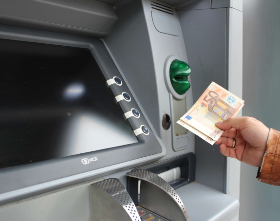 Predao policiji novac koji je bankomat sam izbacio!
