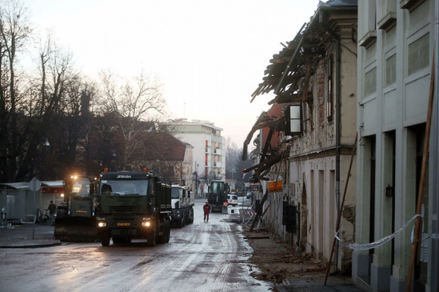 Петриња: Пола града нема струје и воде