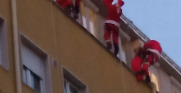 Deda Mrazovi preko krovova deci u Tiršovoj podelili paketiće! (VIDEO)