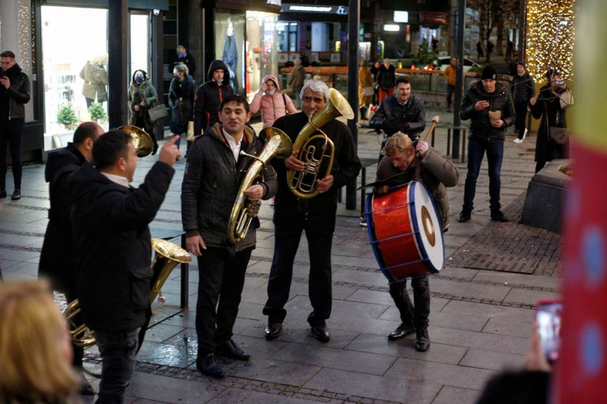 Славље на улицама: Београђани заиграли уз трубаче