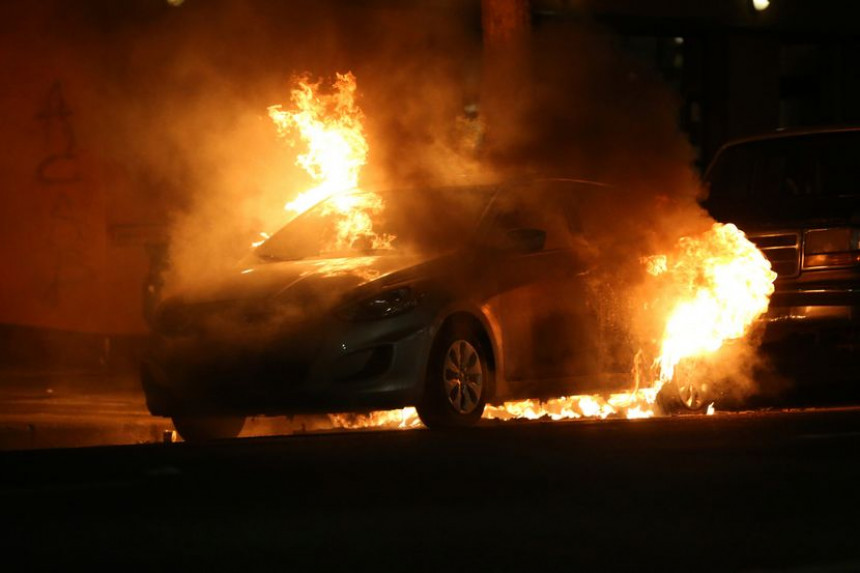 U novogodišnjoj noći zapaljeno 60 automobila