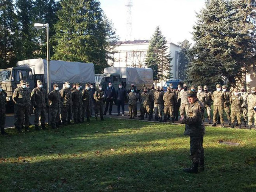 Oružane snage montiraju šatore u kampu Lipa