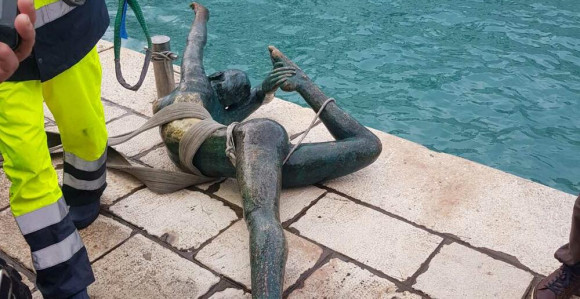 Budva: Izvučena "Balerina" iz mora, nije polomljena