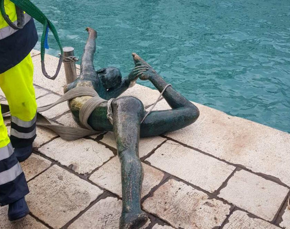 Budva: Izvučena "Balerina" iz mora, nije polomljena