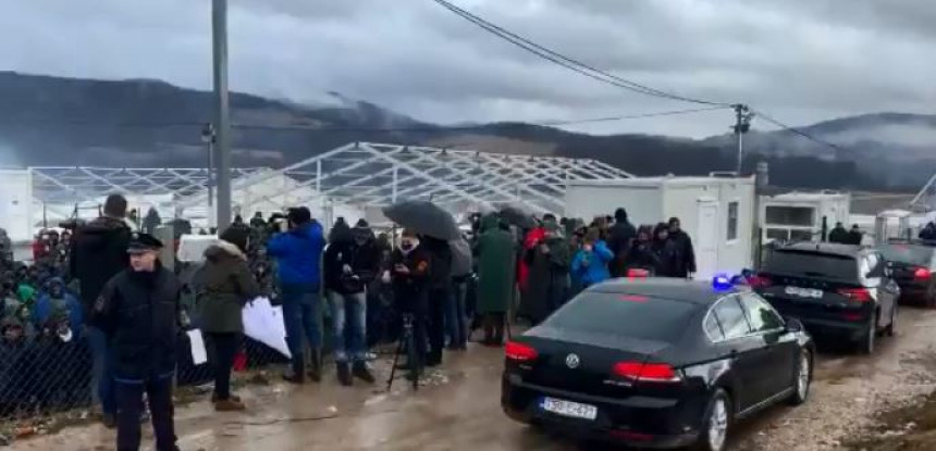Delegacija iz kampa Lipa ispraćena uz povike migranata: “EU pomozi nam”