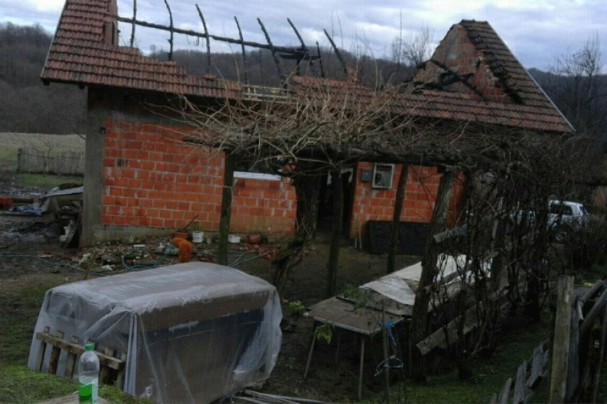 Vatra ih zatekla na spavanju, ostali bez kuće