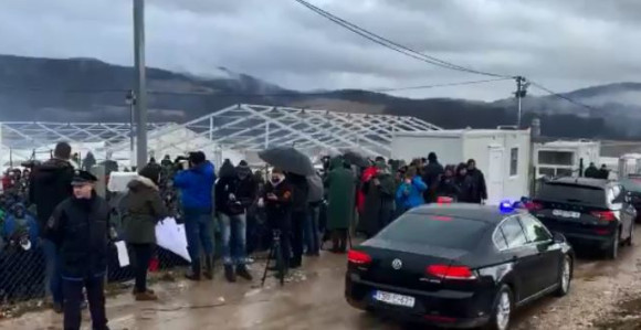 Delegacija iz kampa Lipa ispraćena uz povike migranata: “EU pomozi nam”