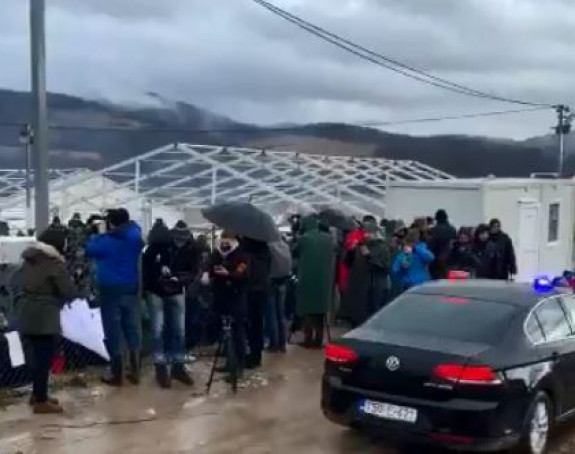 Delegacija iz kampa Lipa ispraćena uz povike migranata: “EU pomozi nam”