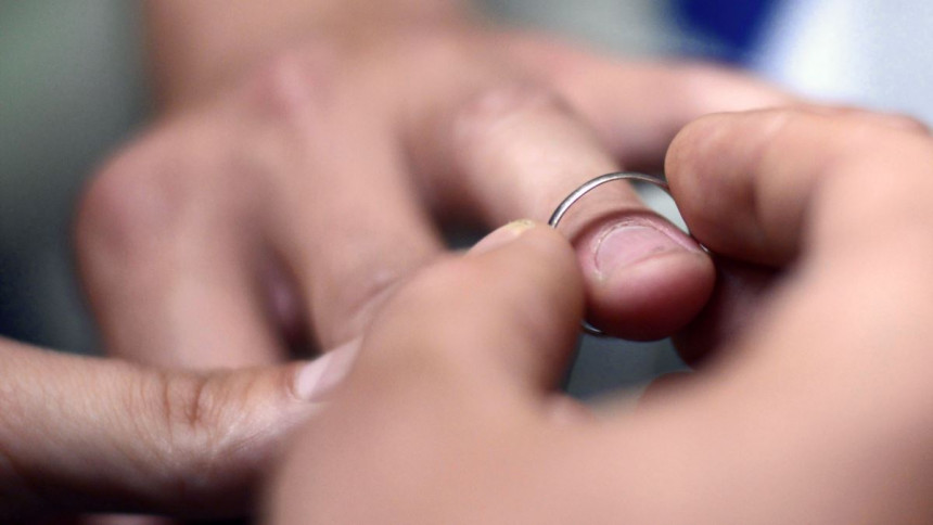 Devojka objavila sliku svog vereničkog prstena kojeg niko ne bi nosio!