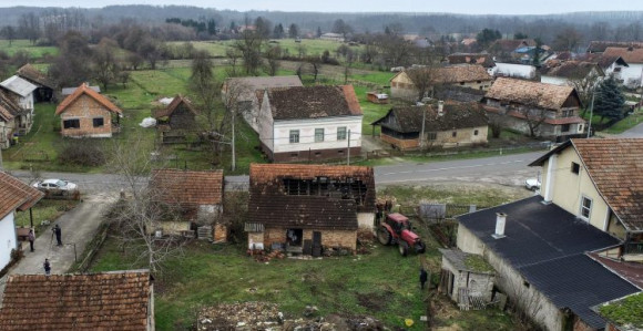 Nakon potresa kod Petrinje iz zemlje izvire voda