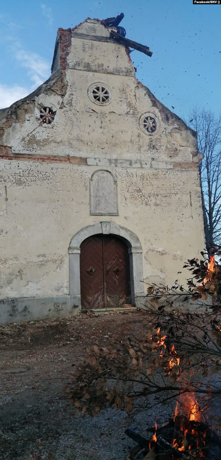 Владика Герасим освештао бадњак код цркве у Петрињи