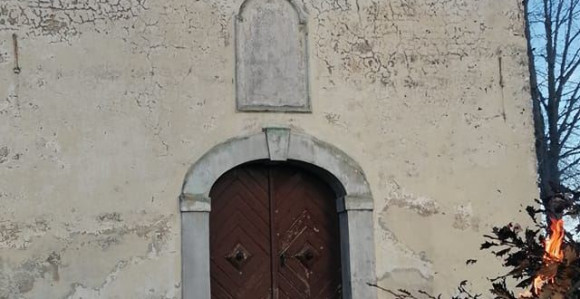 Vladika Gerasim osveštao badnjak kod crkve u Petrinji