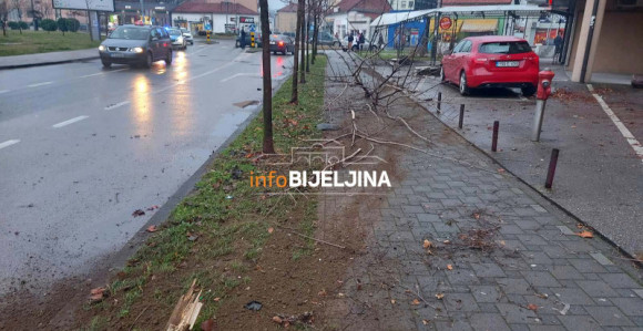 Automobilom uletio u baštu kafića u Bijeljini