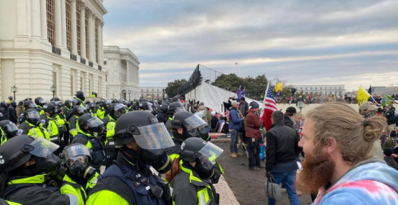 SAD: Demonstranti se povlače, prati ih interventna policija