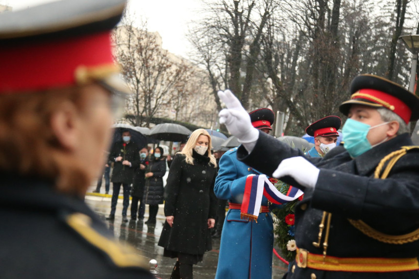 Положени вијенци на Споменик палим борцима