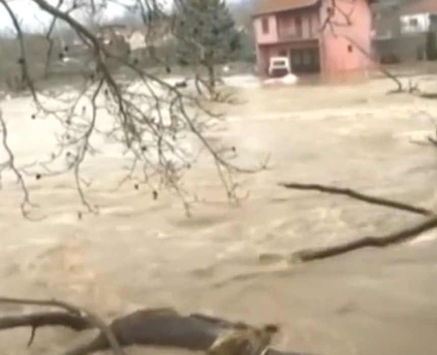 Цијело село под водом, 10.000 људи без струје