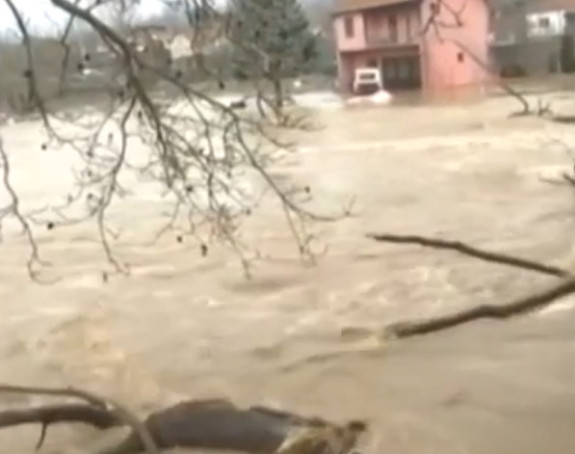 Cijelo selo pod vodom, 10.000 ljudi bez struje