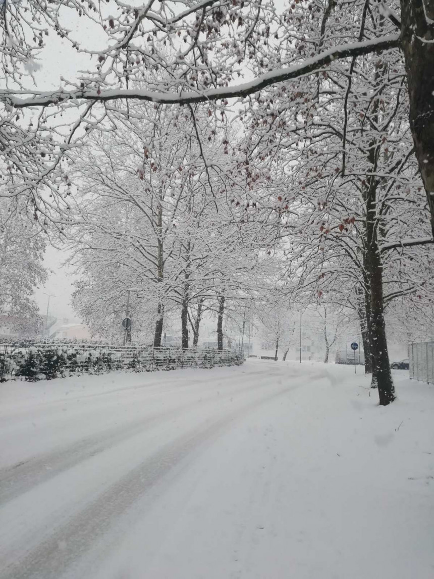 Ovako izgleda Banjaluka, trotoari i ulice pod snijegom