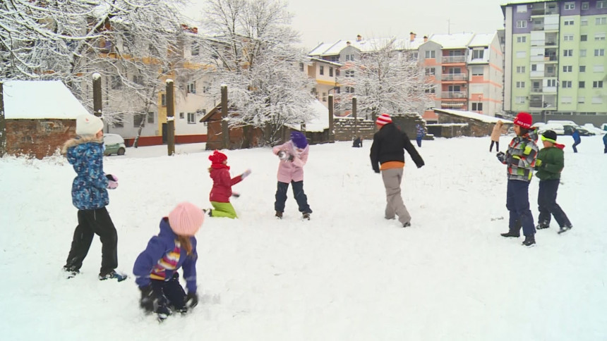 Snijeg obradovao najmađe Dobojlije