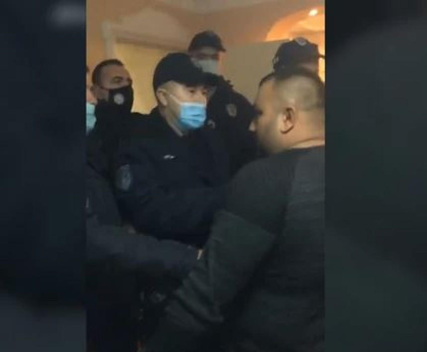 Policajci prekinuli proslavu pa napadnuti