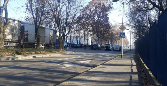 Muškarac i žena upucani nakon izlaska iz auta