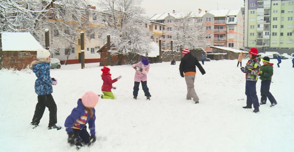 Snijeg obradovao najmađe Dobojlije