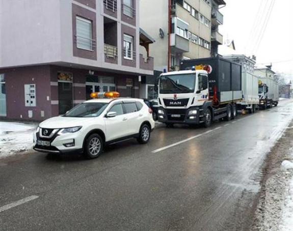 Kostajnica: Stigla četiri kontejnera za najugroženije