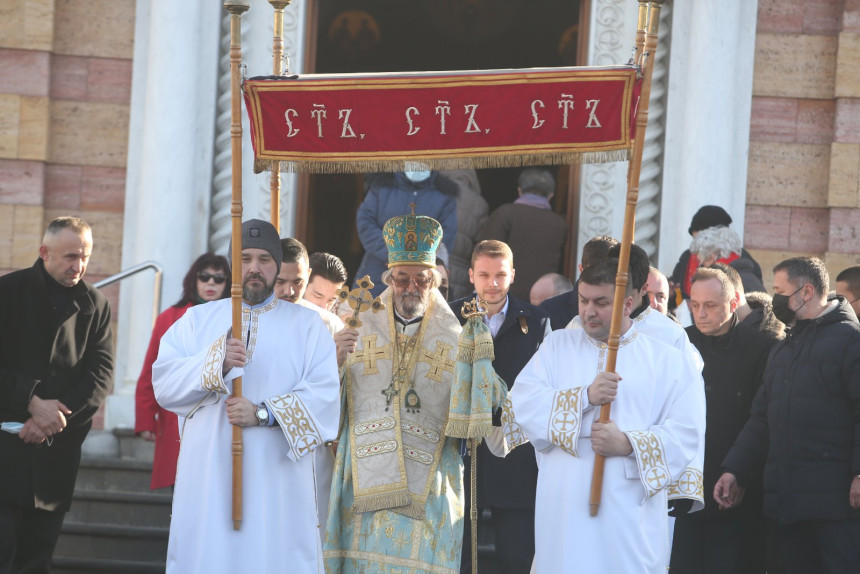 Литија испред храма Христа Спаситеља у Бањалуци