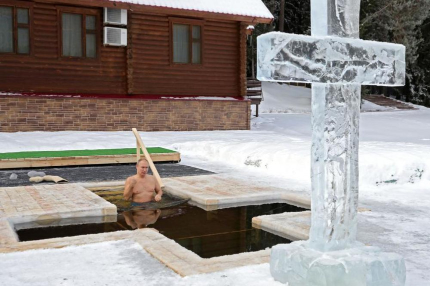 Tradicija: Vladimir Putin se okupao u ledenoj vodi
