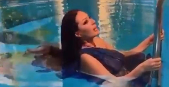 Ceca u bazenu i to u haljini! (FOTO)