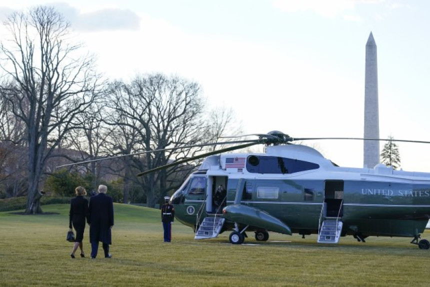 Доналд и Меланија Трамп и званично напустили Бијелу кућу