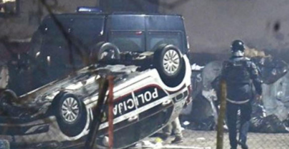 Uništeno preko 20 automobila u kampu Blažuj