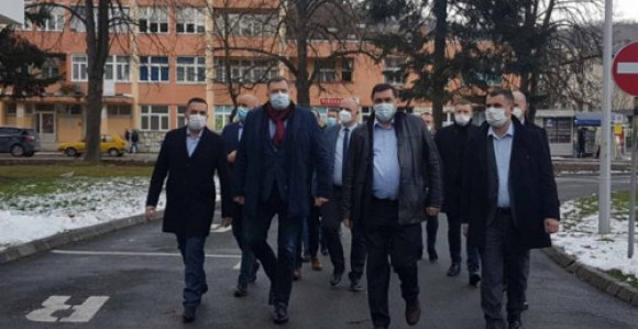 Iako okružen ljudima iz mješovitih brakova, Dodik se narugao drugima