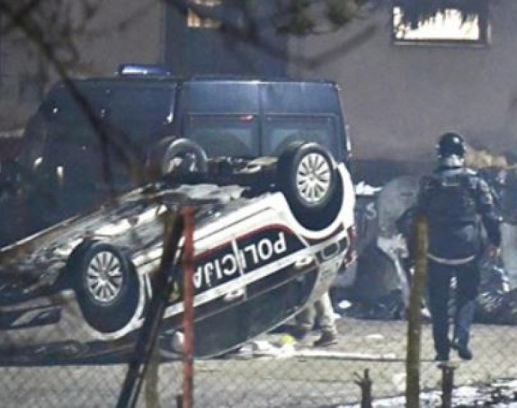 Uništeno preko 20 automobila u kampu Blažuj