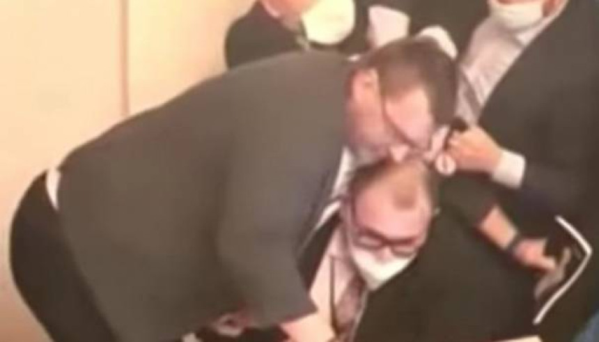 Tuča poslanika u parlamentu zbog maske (VIDEO)