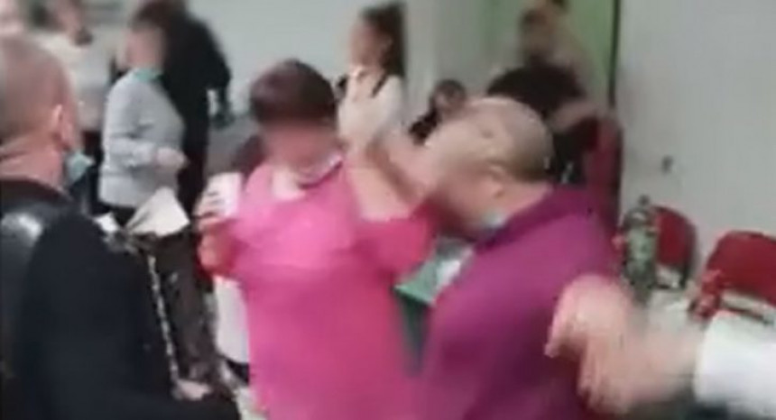 U kovid-bolnici Dubrava žurka uz živu svirku (VIDEO)