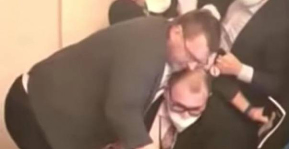Tuča poslanika u parlamentu zbog maske (VIDEO)