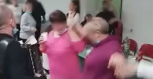 U kovid-bolnici Dubrava žurka uz živu svirku (VIDEO)