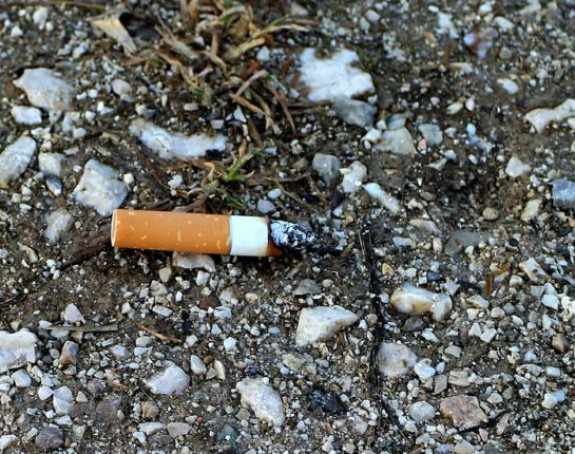 Zbog bačenog opuška od cigarete mora da plati 450 evra!