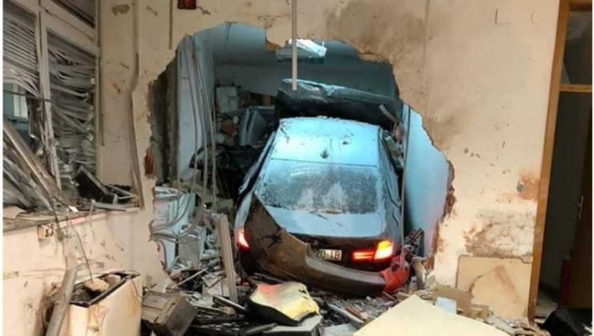 Stravična nesreća: BMW-om se zakucao u naplatnu kućicu