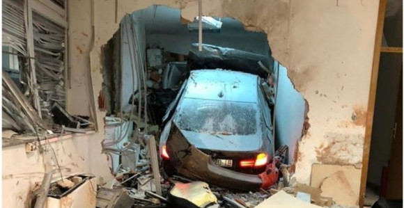 Stravična nesreća: BMW-om se zakucao u naplatnu kućicu